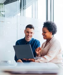 Vrouw en man werken samen aan een tablet