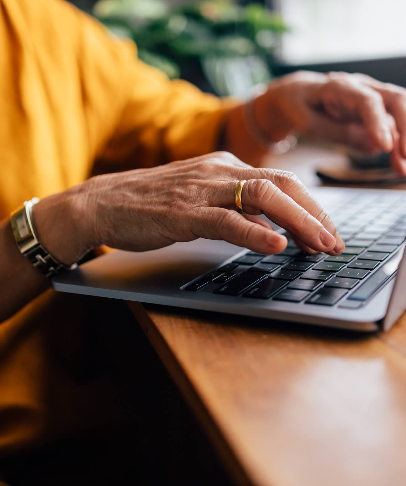Kandidaat werkt aan een laptop