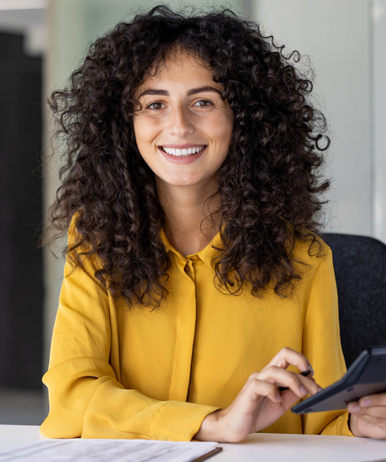 Vrouw werkt met rekenmachine