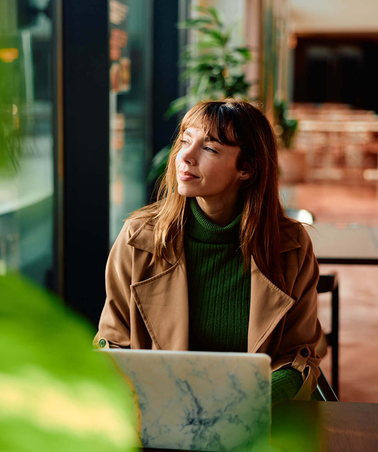 Vrouw werkt op laptop