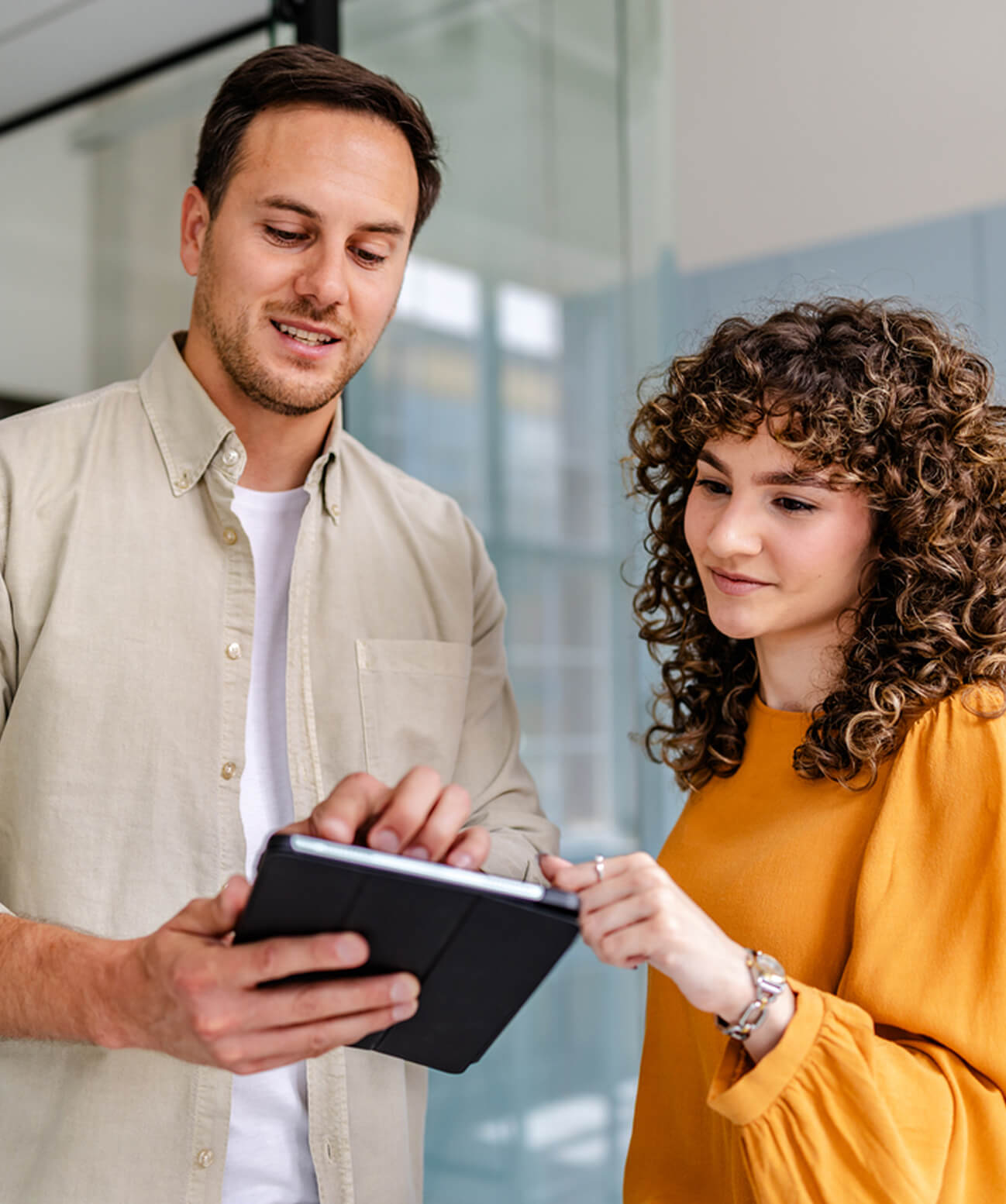 Vrouw en man werken samen aan een tablet